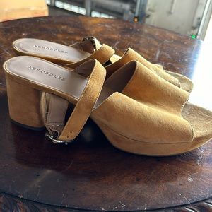 Aerosoles suede mustard color heels size 12 brand new
